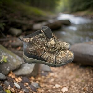 OZARK YOUTH YOUTH SIZE 1 HIKING BOOTS. NEW WITHOUT BOX